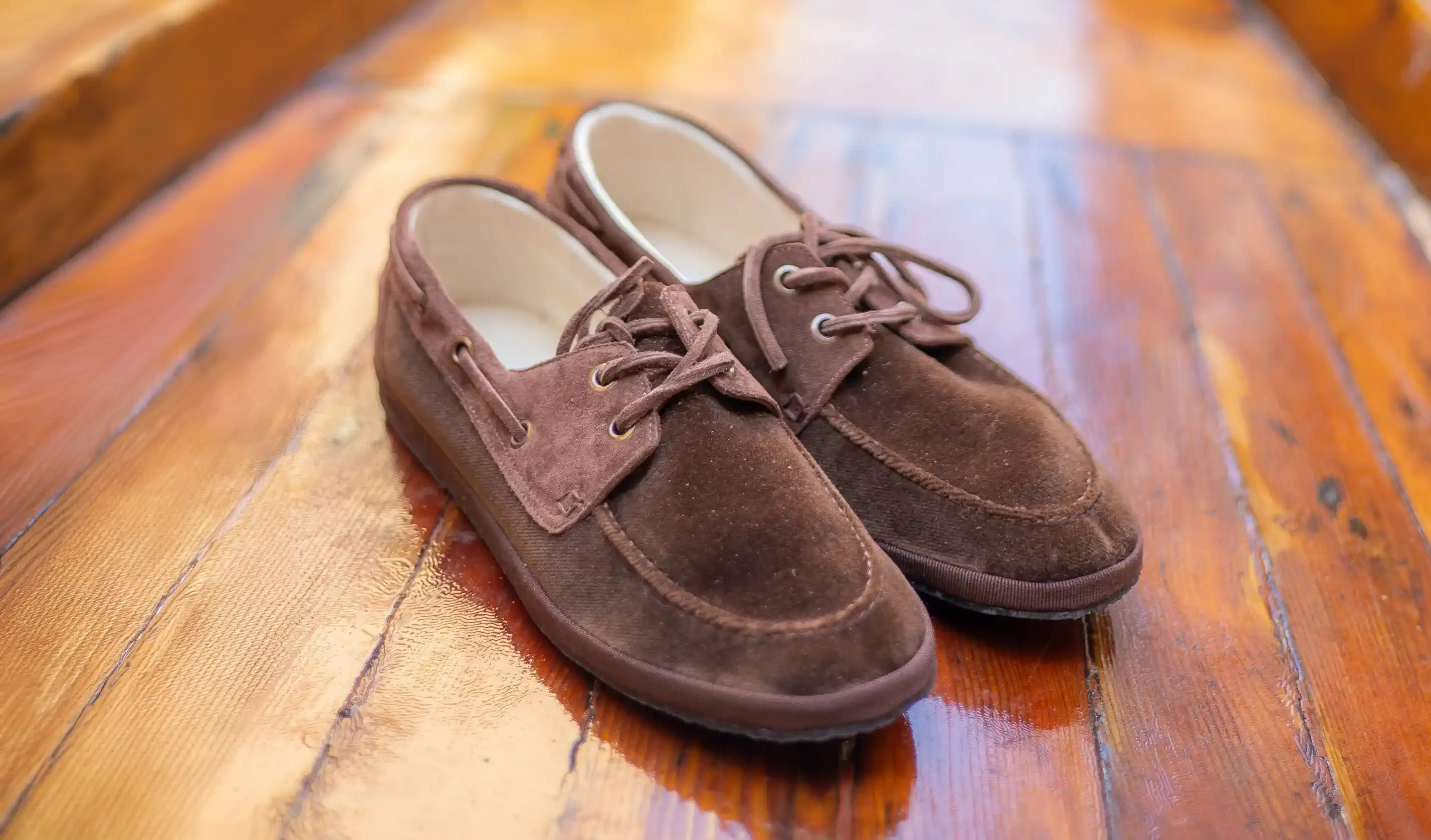 Gondolina boat shoes poggiate sul legno della poppa di una dondola veneziana