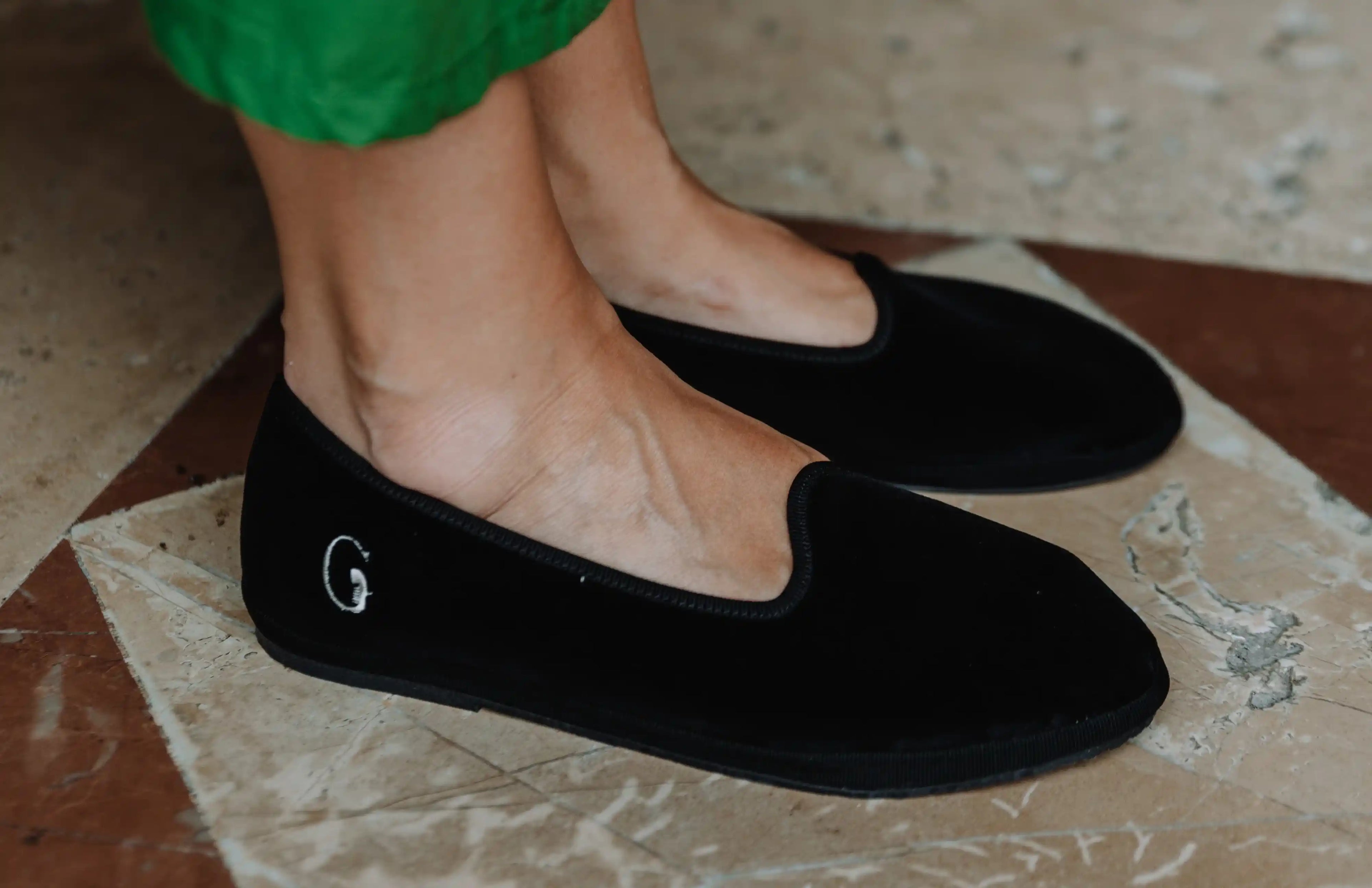 Slippers nere donna Gondolina indossate su pavimento in marmo chiaro